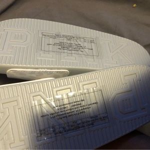 I’m selling new pink sandals